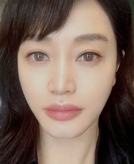 The screen is full of Kim Hye-soo's grace..'Unique visual'A front-facing selfie