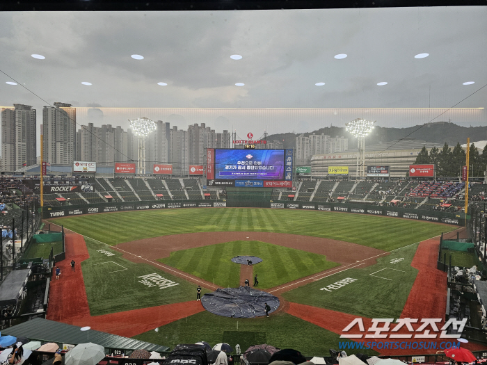 We hit 3 home runs. No game? 'Water bomb' Sajik → Install ultra-light water tarpaulin to stop the NC-Lotte match 