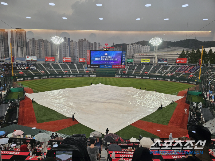 We hit 3 home runs. No game? 'Water bomb' Sajik → Install ultra-light water tarpaulin to stop the NC-Lotte match 