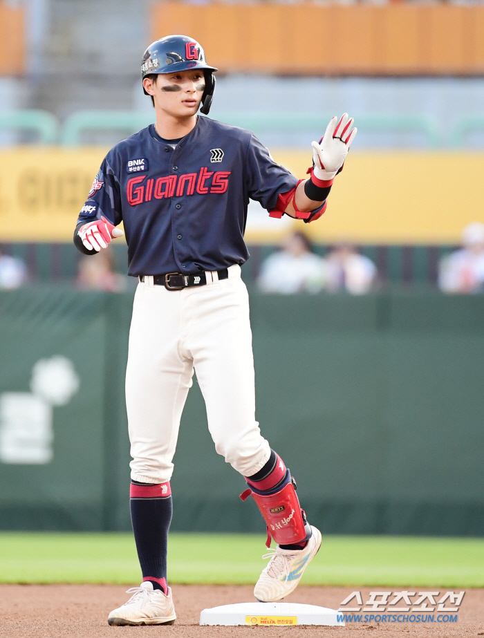 We hit 3 home runs. No game? 'Water bomb' Sajik → Install ultra-light water tarpaulin to stop the NC-Lotte match 