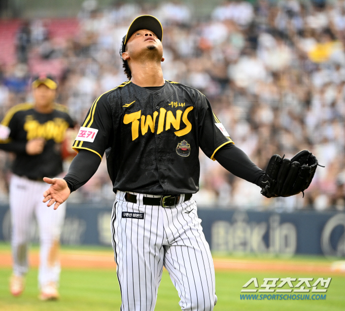 'Ace is here. We're chasing first place' Hernandez's first win in five innings of 7K 1 run and his debut  Austin final two-run shot LG, 10-3, escaped four consecutive wins. Doosan Shirakawa lost 6 runs 