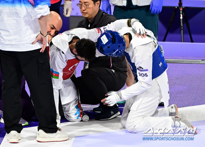 Consolation comes first before the ceremony. Park Tae-joon's manners that shine brighter than '金'