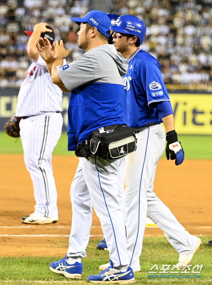  'Because of the frequent rain' No. 4 hitter Kim Young-woong replaced just before the game due to knee pain...Park Byung-ho's replacement for No. 4 