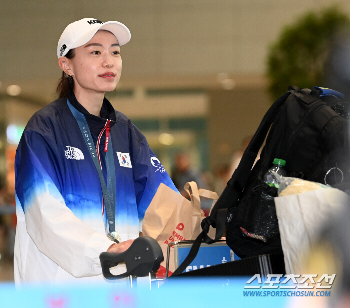 'The earth village is shocked'''SUFF silver medal' Kim Ye-ji fainted during the press conference. Fortunately, there are no abnormalities