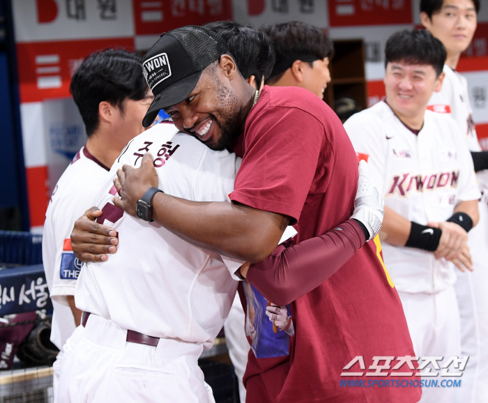 'Goodbye Dawson, I'll see you again' Not a foreign hitter but a Korean restaurant...Captain Song Seong-moon, who watched the departing colleague without saying anything