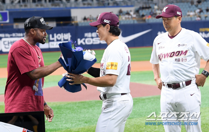 'Goodbye Dawson, I'll see you again' Not a foreign hitter but a Korean restaurant...Captain Song Seong-moon, who watched the departing colleague without saying anything