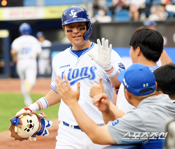 It wasn't 'Awesome' after 20 years of celebration...Kang Min-ho, Kim Do-young Beat First Monthly MVP 