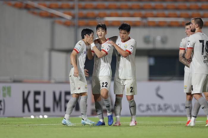 'Help' Yang Min-hyuk impresses in front of coach Hong Myung-bo'2 goal Lee Sang-heon → 1st place' Gangwon, 2-1 come-from-behind victory over Gimcheon