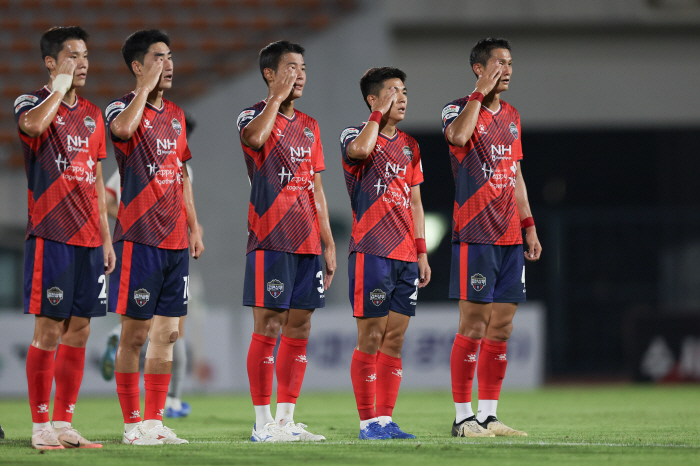 'Help' Yang Min-hyuk impresses in front of coach Hong Myung-bo'2 goal Lee Sang-heon → 1st place' Gangwon, 2-1 come-from-behind victory over Gimcheon