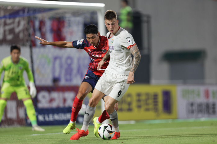 'Help' Yang Min-hyuk impresses in front of coach Hong Myung-bo'2 goal Lee Sang-heon → 1st place' Gangwon, 2-1 come-from-behind victory over Gimcheon