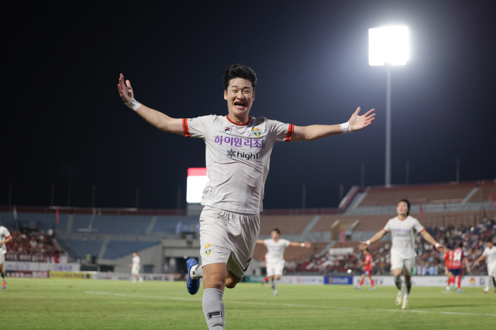 'Help' Yang Min-hyuk impresses in front of coach Hong Myung-bo'2 goal Lee Sang-heon → 1st place' Gangwon, 2-1 come-from-behind victory over Gimcheon