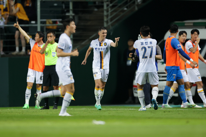 'Help' Yang Min-hyuk impresses in front of coach Hong Myung-bo'2 goal Lee Sang-heon → 1st place' Gangwon, 2-1 come-from-behind victory over Gimcheon