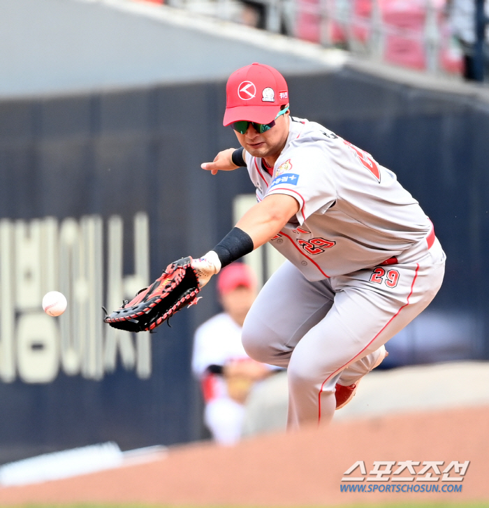 'Long innings'A first two-run shot presented to a large pitcher who had to endure, and Byun Woo-hyuk and Lee Seung-min's fourth home run of the season (Gwangju site)