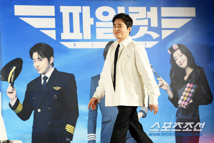  Cho Jung-seok Pyo Comedy Stays Top Of The Box Office In Week 2! 'pilot' is cruising