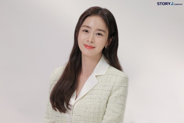  Kim Tae-hee renews his contract with Story J Company after 6 years of loyalty