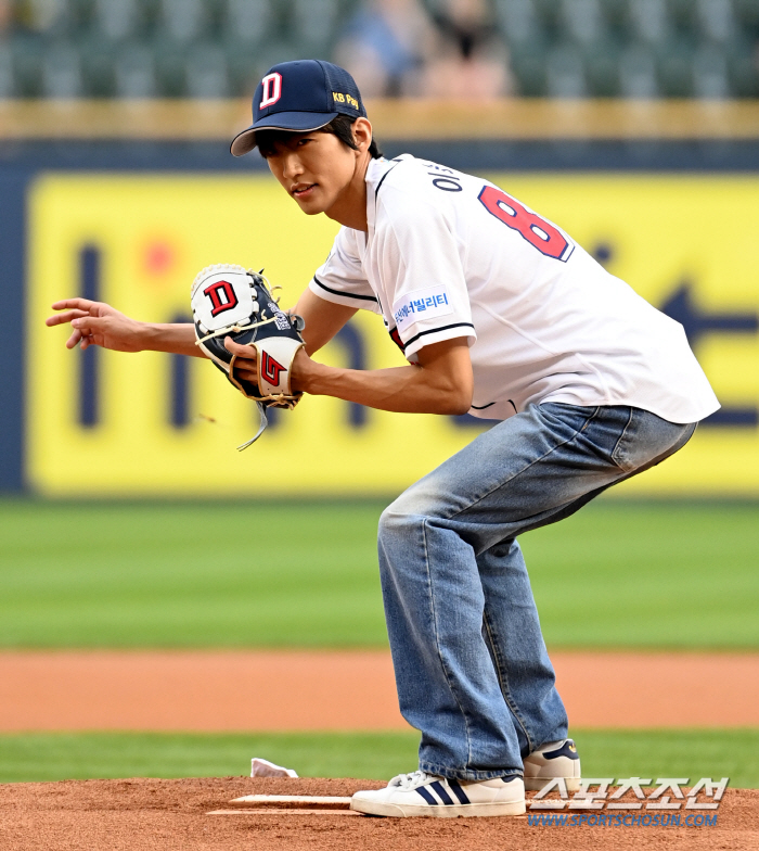 Singer Lee Seung-yoon threw a powerful first pitch in Doosan's uniform