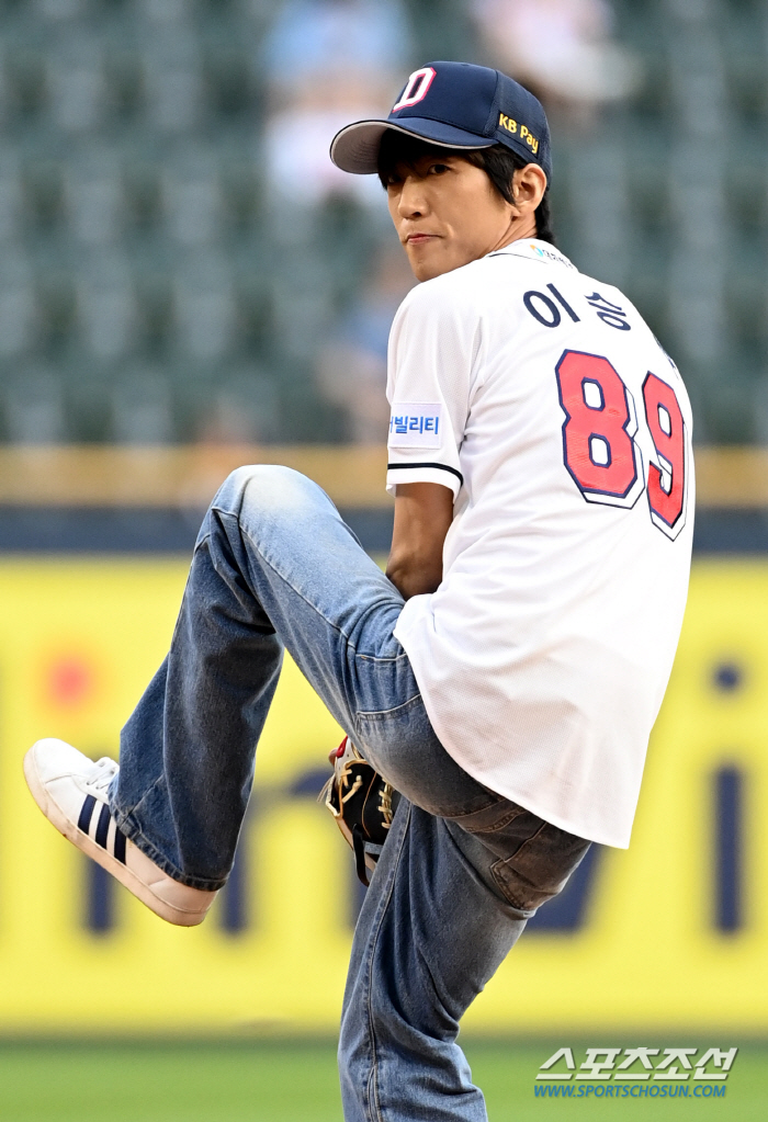 Singer Lee Seung-yoon threw a powerful first pitch in Doosan's uniform