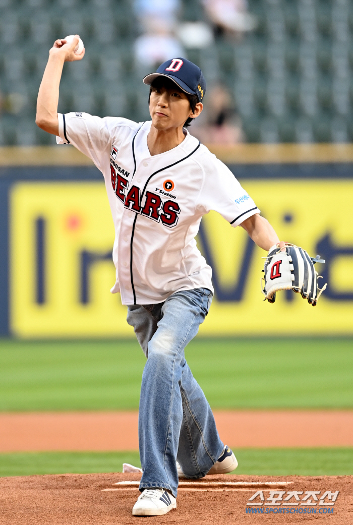 Singer Lee Seung-yoon threw a powerful first pitch in Doosan's uniform