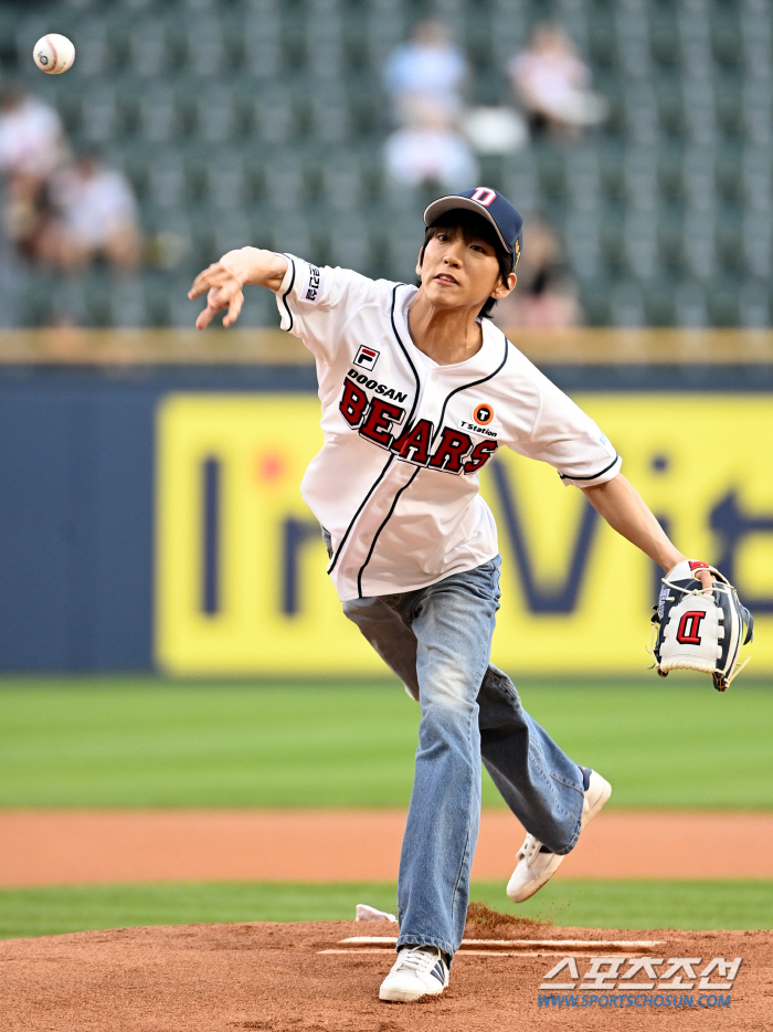 Singer Lee Seung-yoon threw a powerful first pitch in Doosan's uniform