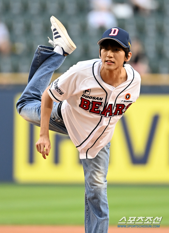 Singer Lee Seung-yoon threw a powerful first pitch in Doosan's uniform