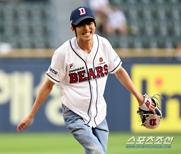 Singer Lee Seung-yoon threw a powerful first pitch in Doosan's uniform