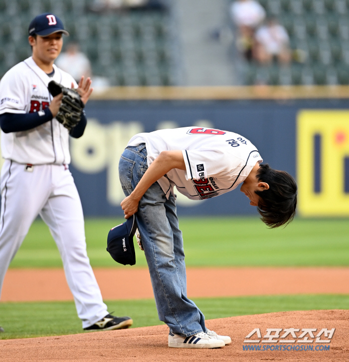 Singer Lee Seung-yoon threw a powerful first pitch in Doosan's uniform