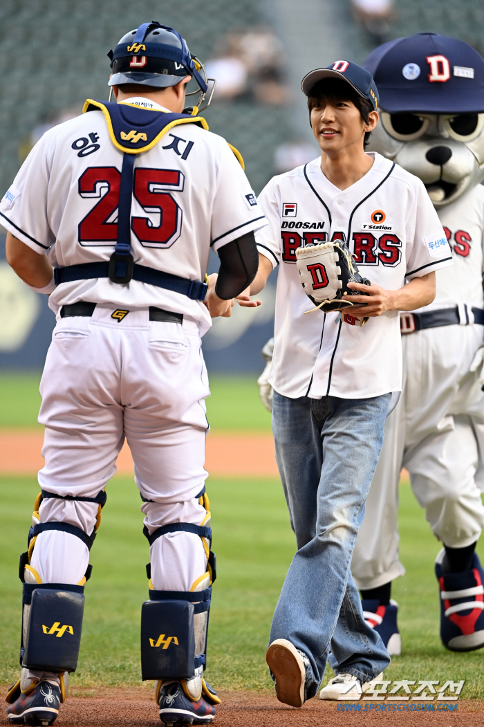 Singer Lee Seung-yoon threw a powerful first pitch in Doosan's uniform