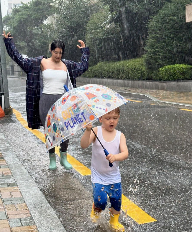 Unmarried Mother' Sayuri is excited about the luxurious pelvis she showed off her leggings