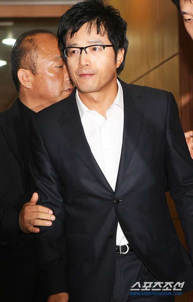 Broadcaster Cho Young-gu is protecting the mortuary in sorrow of his mother's death