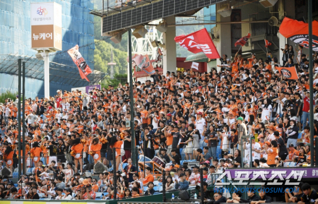 Eagles Park was full today as well. 39th sold out of the season, and a new record march without stopping