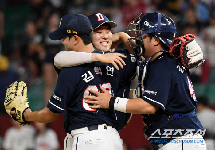 'He's turning this upside down?' Miracle Doosan turned the game upside down with 9 runs in an inning...Captain who ran to the mound and hugged Kim Taek-yeon and Kim Ki-yeon