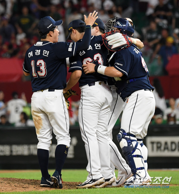 'He's turning this upside down?' Miracle Doosan turned the game upside down with 9 runs in an inning...Captain who ran to the mound and hugged Kim Taek-yeon and Kim Ki-yeon