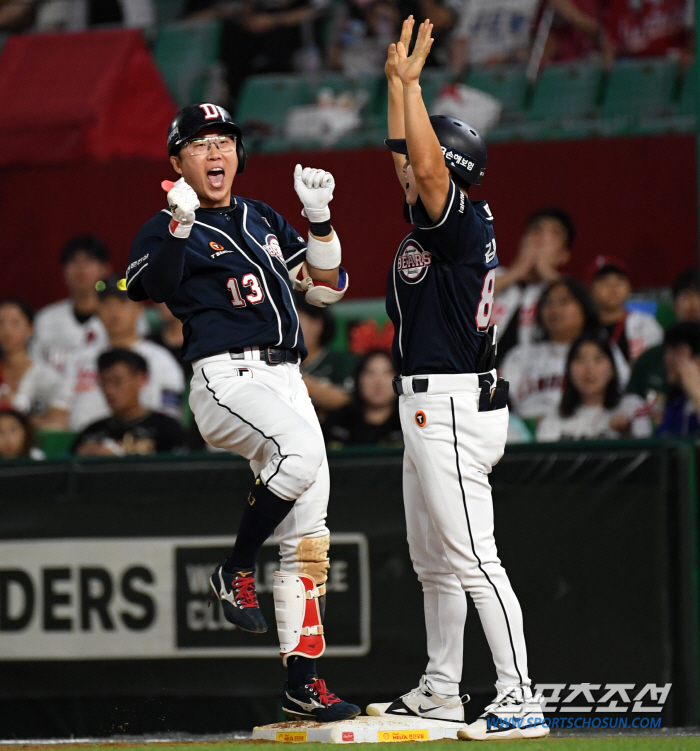 'He's turning this upside down?' Miracle Doosan turned the game upside down with 9 runs in an inning...Captain who ran to the mound and hugged Kim Taek-yeon and Kim Ki-yeon