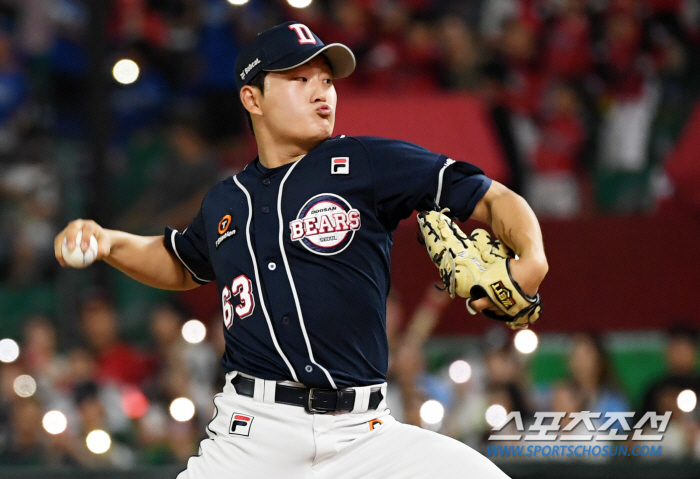 'He's turning this upside down?' Miracle Doosan turned the game upside down with 9 runs in an inning...Captain who ran to the mound and hugged Kim Taek-yeon and Kim Ki-yeon