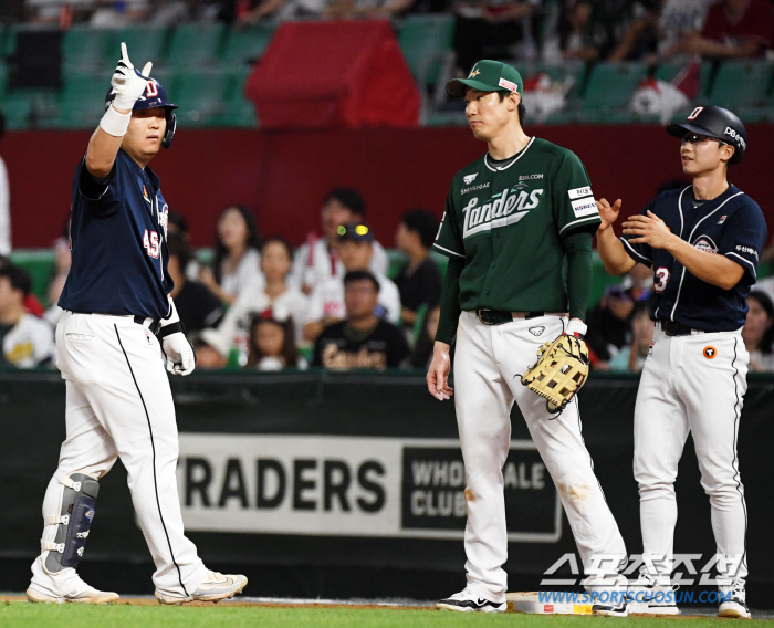 'He's turning this upside down?' Miracle Doosan turned the game upside down with 9 runs in an inning...Captain who ran to the mound and hugged Kim Taek-yeon and Kim Ki-yeon