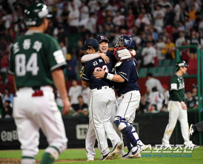 'He's turning this upside down?' Miracle Doosan turned the game upside down with 9 runs in an inning...Captain who ran to the mound and hugged Kim Taek-yeon and Kim Ki-yeon