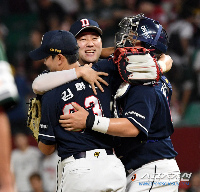 'He's turning this upside down?' Miracle Doosan turned the game upside down with 9 runs in an inning...Captain who ran to the mound and hugged Kim Taek-yeon and Kim Ki-yeon