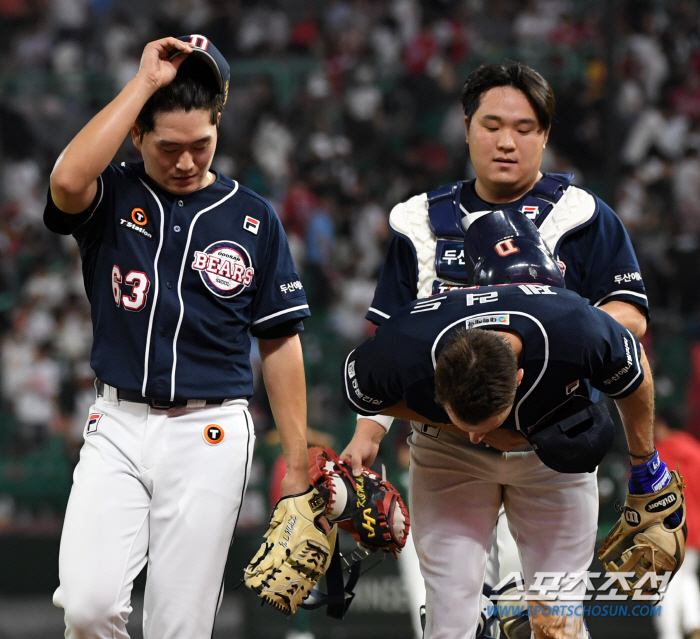 'He's turning this upside down?' Miracle Doosan turned the game upside down with 9 runs in an inning...Captain who ran to the mound and hugged Kim Taek-yeon and Kim Ki-yeon