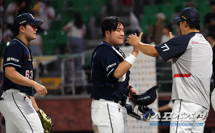 'He's turning this upside down?' Miracle Doosan turned the game upside down with 9 runs in an inning...Captain who ran to the mound and hugged Kim Taek-yeon and Kim Ki-yeon