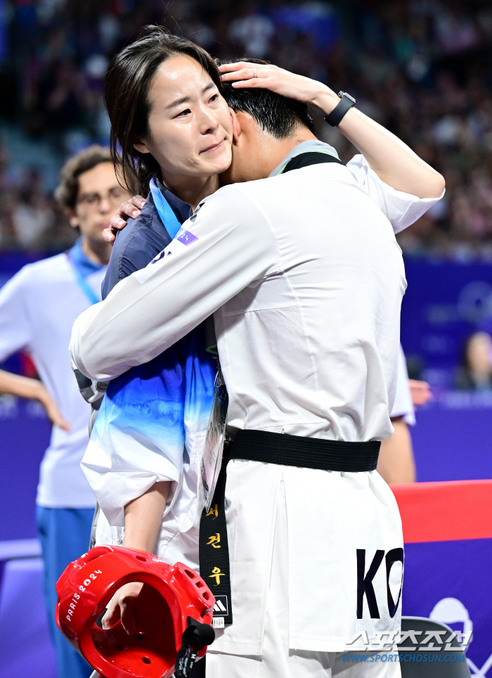 ''I didn't have enough effort, I won't cry again.'' Storm sobbing after a disappointing bronze medal failure, Taekwondo Seo Kun-woo grows like that 