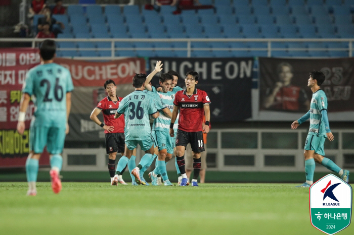 'New coach Lee Kwan-woo laughs'Ansan Greeners'Kazu Exit'Ansan Greeners win 2-1 against Bucheon