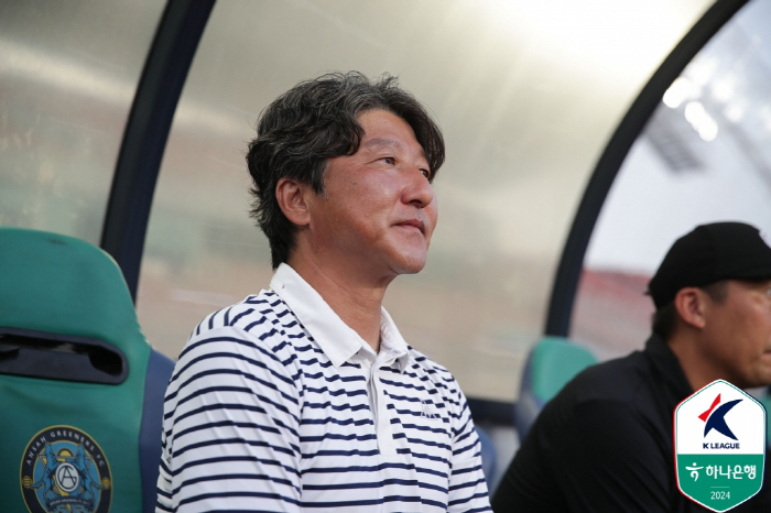 'New coach Lee Kwan-woo laughs'Ansan Greeners'Kazu Exit'Ansan Greeners win 2-1 against Bucheon