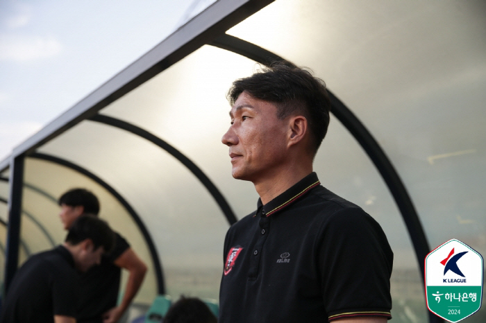 'New coach Lee Kwan-woo laughs'Ansan Greeners'Kazu Exit'Ansan Greeners win 2-1 against Bucheon