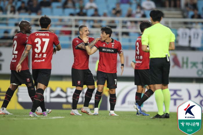 'New coach Lee Kwan-woo laughs'Ansan Greeners'Kazu Exit'Ansan Greeners win 2-1 against Bucheon