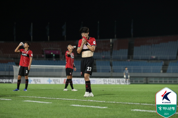 'New coach Lee Kwan-woo laughs'Ansan Greeners'Kazu Exit'Ansan Greeners win 2-1 against Bucheon