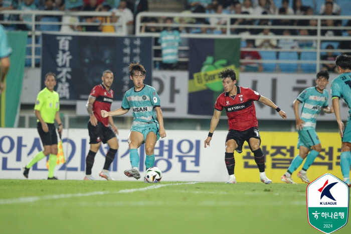 'New coach Lee Kwan-woo laughs'Ansan Greeners'Kazu Exit'Ansan Greeners win 2-1 against Bucheon