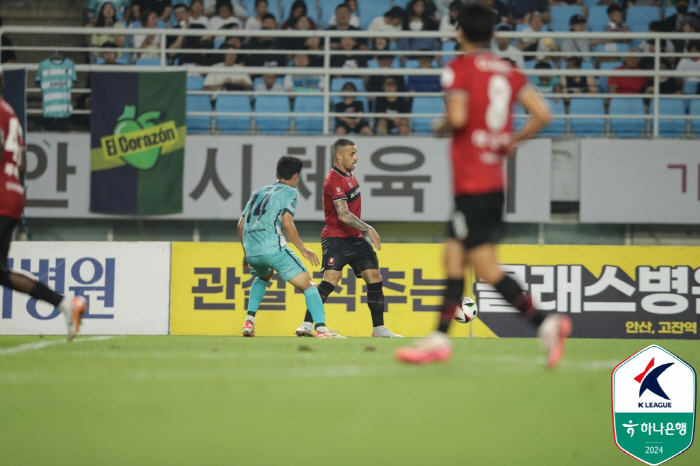 'New coach Lee Kwan-woo laughs'Ansan Greeners'Kazu Exit'Ansan Greeners win 2-1 against Bucheon