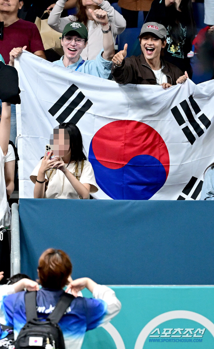 Lee Dong-wook and Shiny Min-ho, 'Shin Yu-bin → Jin Ji-hee' in 女 table tennis  'bronze medal  'Thumbs up  cheers' 