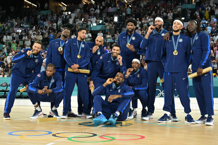 4 consecutive 3-point fixer Curry  Double LeBron. the legendary 'Lepducker' trio. What is the meaning of winning the gold medal at the Paris Olympics?