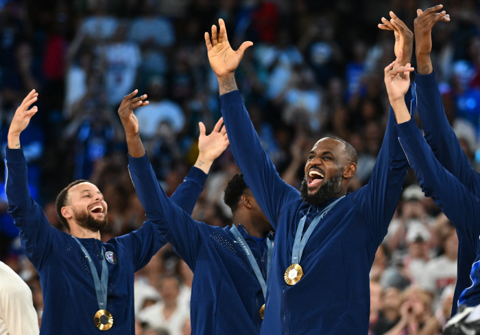 4 consecutive 3-point fixer Curry  Double LeBron. the legendary 'Lepducker' trio. What is the meaning of winning the gold medal at the Paris Olympics?